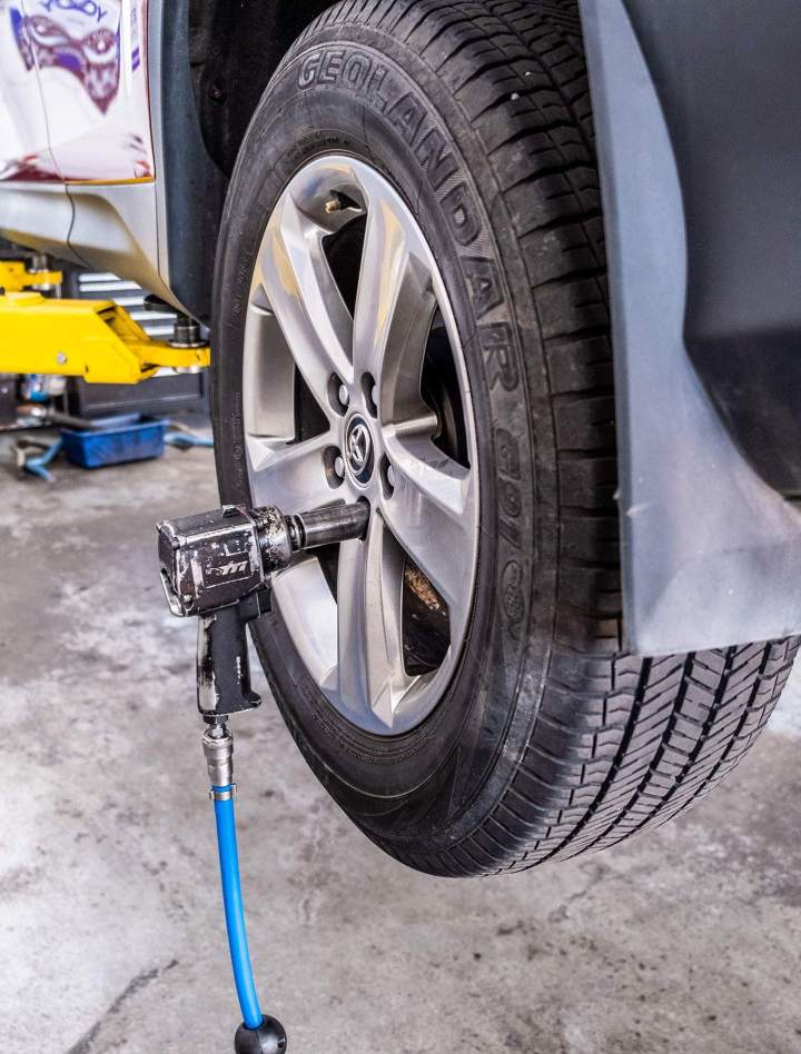 Remplacement d'une roue de voiture Québec